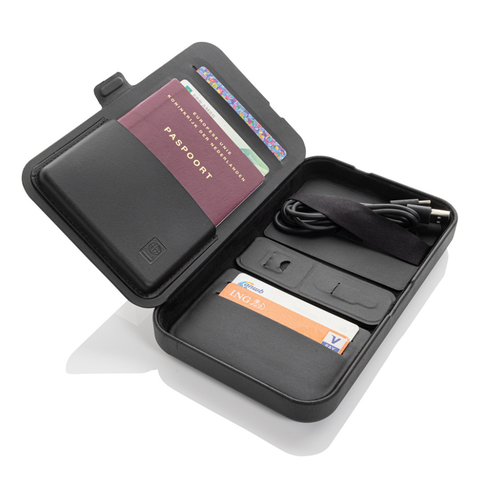 Logotrade corporate gift picture of: Swiss Peak RCS recycled travel case with 3 in 1 charger