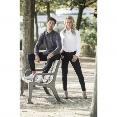 Logotrade ärikingi foto: Suurte pikkade varrukatega naiste pikeesärk
