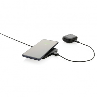 Logotrade meened pilt: RCS taaskasutatud plastist 10 W juhtmeta laadija USB-portidega
