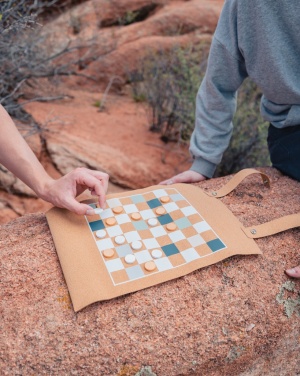 Logo trade reklaamkingid foto: Brittoni korgist kokkupandav backgammoni ja kabe mängukomplekt
