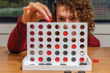 Logo trade ärikingituse pilt: Connect neli puidust strateegiamängu