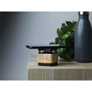 Logotrade ärikingid pilt: Bamboo Block kõlar koos juhtmevaba laadijaga