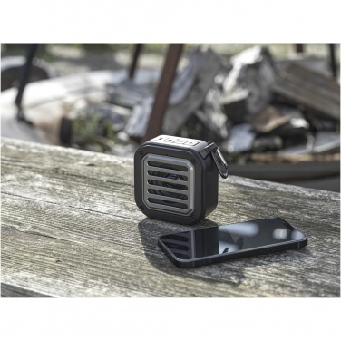 Logotrade liikelahjat kuva: Solo 3 W:n IPX5 RCS -kierrätetystä muovista valmistettu, aurinkoenergialla toimiva Bluetooth®-kaiutin jousihaalla 