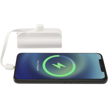 Logo trade liikelahja kuva: Alnair 5 000 mAh:n ja 10 W:n kierrätetystä muovista valmistettu Type-C-varavirtalähde, jossa sisäänrakennettu jalusta ja 2-in-1-kaapeli