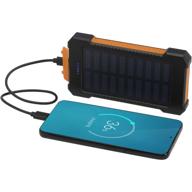 Logotrade liikelahjat mainoslahjat tuotekuva: Altair 5 000 mAh:n ja 10 W:n kierrätysmuovista valmistettu kestävä aurinkoenergialla toimiva varavirtalähde, jossa on sisäänrakennettu taskulamppu