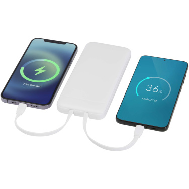 Logotrade mainoslahja tuotekuva: Adhil 10 000 mAh:n ja 10 W:n kierrätetystä muovista valmistettu varavirtalähde, jossa on kaksi sisäänrakennettua kaapelia