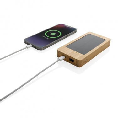Logotrade reklamprodukter bild: Sunwick 10.000mAh solcellspowerbank i bambu