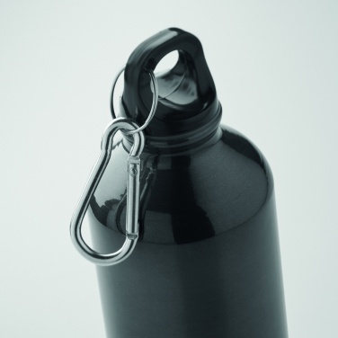 Logotrade kampanjprodukter bild: Enväggig 500 ml vattenflaska tillverkad av återvunnet aluminium med karbinhake
